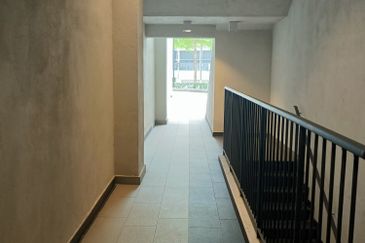 SG BULOH - SQ WHERE - 3.5 storey Retail shop office - With Lift - Walking distance to LRT