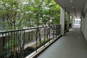 SG BULOH - SQ WHERE - 3.5 storey Retail shop office - With Lift - Walking distance to LRT