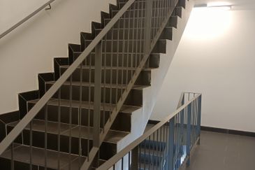 SG BULOH - SQ WHERE - 3.5 storey Retail shop office - With Lift - Walking distance to LRT