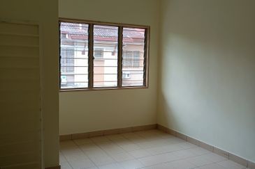 KLANG - Bandar Bukit Raja - 2 Storey Corner - Big Compound - FOR SALES
