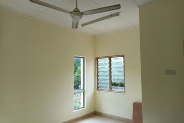 KLANG - Bandar Bukit Raja - 2 Storey Corner - Big Compound - FOR SALES