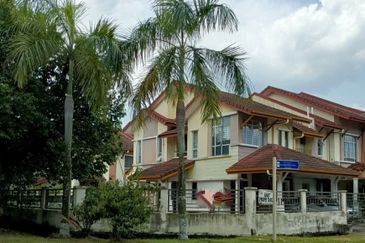 KLANG - Bandar Bukit Raja - 2 Storey Corner - Big Compound - FOR SALES