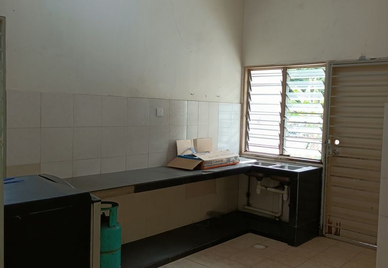 KLANG - Bandar Bukit Raja - 2 Storey Corner - Big Compound - FOR SALES