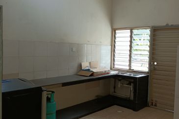 KLANG - Bandar Bukit Raja - 2 Storey Corner - Big Compound - FOR SALES