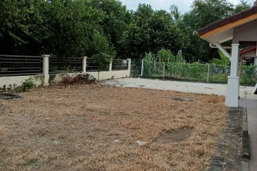 KLANG - Bandar Bukit Raja - 2 Storey Corner - Big Compound - FOR SALES