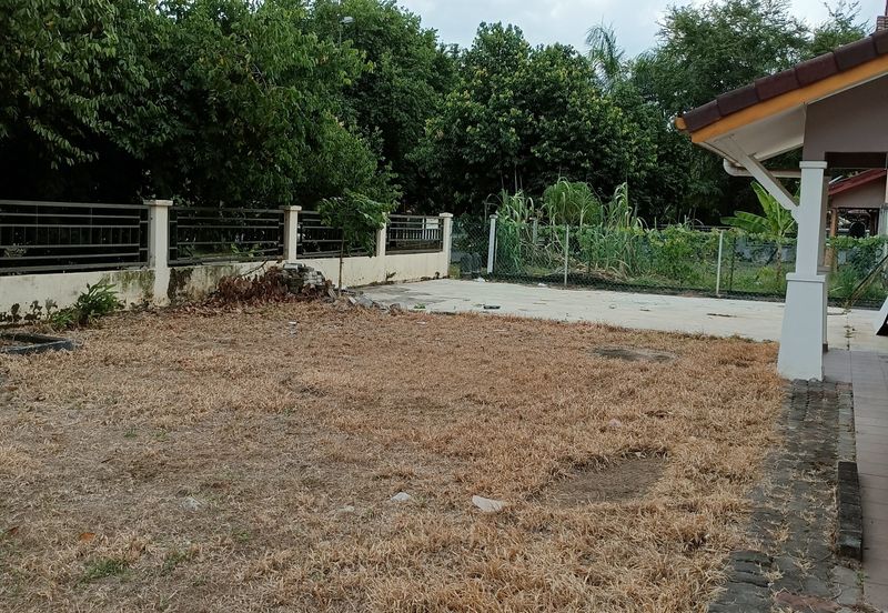 KLANG - Bandar Bukit Raja - 2 Storey Corner - Big Compound - FOR SALES