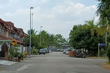 KLANG - Bandar Bukit Raja - 2 Storey Corner - Big Compound - FOR SALES