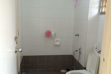 KLANG - Bandar Bukit Raja - 2 Storey Corner - Big Compound - FOR SALES