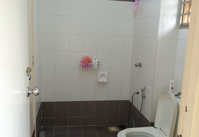 KLANG - Bandar Bukit Raja - 2 Storey Corner - Big Compound - FOR SALES