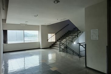 Industrial Office - Taman Bunga Raya - Seksyen 27 - Strategic Location - To Let