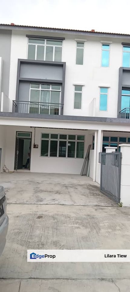 Taman pulai mutiara pulai mutiara 3 storey terrace , Johor, Kangkar Pulai