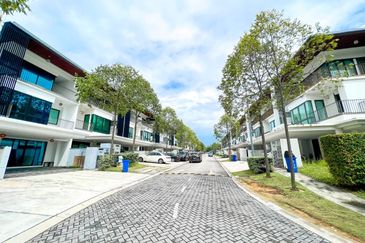 Duta Villa, Setia Alam