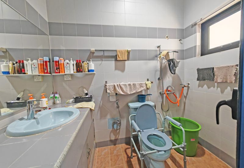 Jalan Suasana, Bandar Tun Hussein Onn