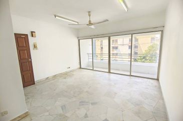 Walk up Desa Baiduri Block C Newly Paint, Good Location