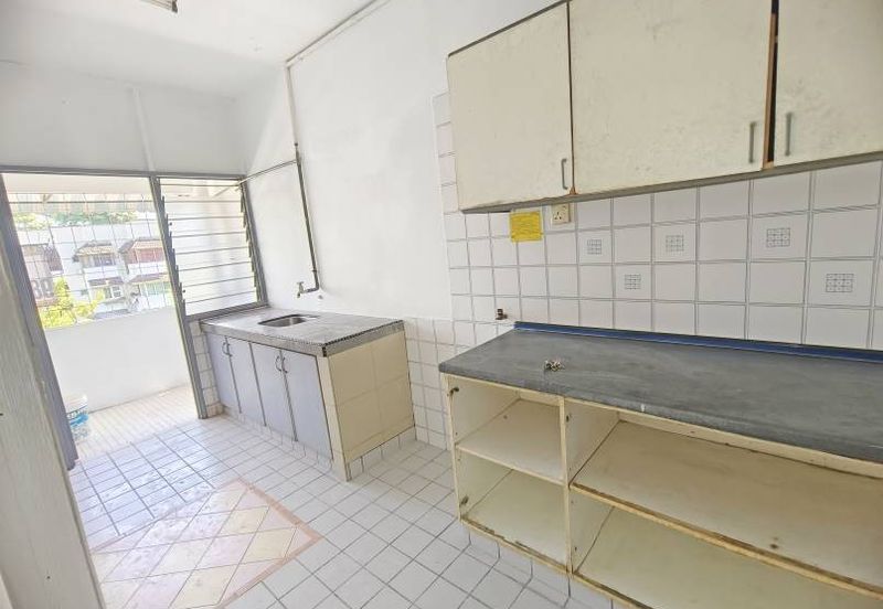 Walk up Desa Baiduri Block C Newly Paint, Good Location