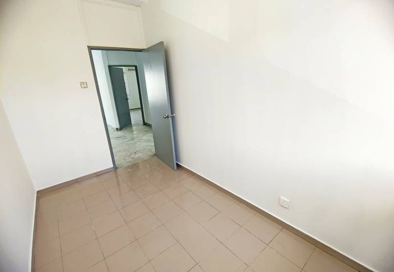 Walk up Desa Baiduri Block C Newly Paint, Good Location