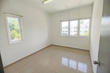 Walk up Desa Baiduri Block C Newly Paint, Good Location