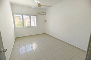 Walk up Desa Baiduri Block C Newly Paint, Good Location