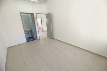 Walk up Desa Baiduri Block C Newly Paint, Good Location