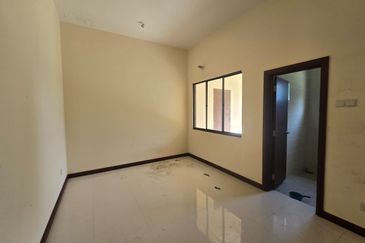 Super Cheap Huge Land 2 Storey Corner Bungalow, Tiara Bungalow