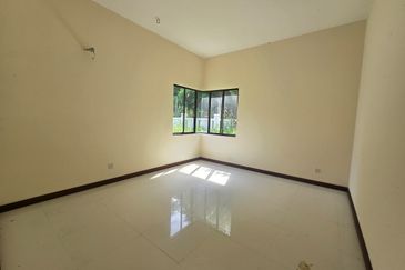 Super Cheap Huge Land 2 Storey Corner Bungalow, Tiara Bungalow