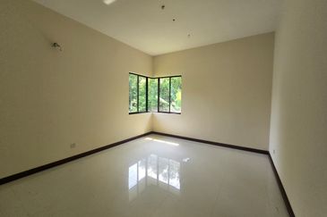 Super Cheap Huge Land 2 Storey Corner Bungalow, Tiara Bungalow