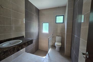 Super Cheap Huge Land 2 Storey Corner Bungalow, Tiara Bungalow