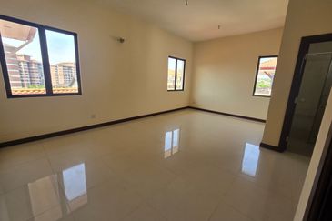 Super Cheap Huge Land 2 Storey Corner Bungalow, Tiara Bungalow