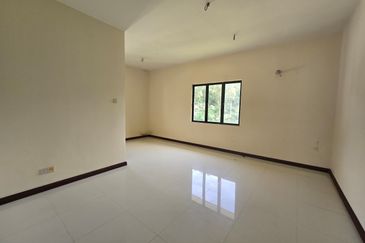 Super Cheap Huge Land 2 Storey Corner Bungalow, Tiara Bungalow