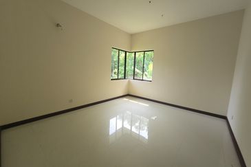 Super Cheap Huge Land 2 Storey Corner Bungalow, Tiara Bungalow