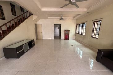Super Cheap Renovated 2 Storey Superlink With Land Unit, Taman Yarl