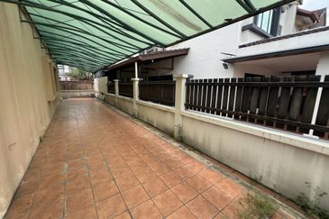 Super Cheap Renovated 2 Storey Superlink With Land Unit, Taman Yarl