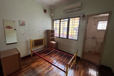 Super Cheap Renovated 2 Storey Superlink With Land Unit, Taman Yarl