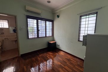Super Cheap Renovated 2 Storey Superlink With Land Unit, Taman Yarl