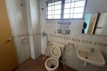 Super Cheap Renovated 2 Storey Superlink With Land Unit, Taman Yarl