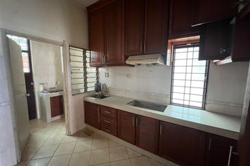 Super Cheap Renovated 2 Storey Superlink With Land Unit, Taman Yarl
