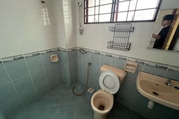 Super Cheap Renovated 2 Storey Superlink With Land Unit, Taman Yarl