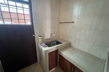 Super Cheap Renovated 2 Storey Superlink With Land Unit, Taman Yarl