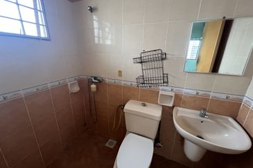 Super Cheap Renovated 2 Storey Superlink With Land Unit, Taman Yarl