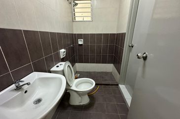 Super Cheap Good Condition 2 Storey Terrace, Palm Walk 3