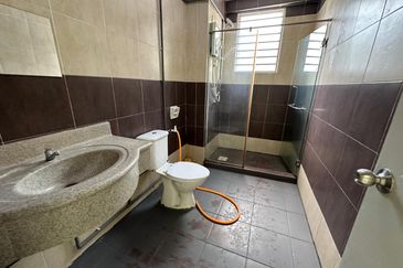 Super Cheap Good Condition 2 Storey Terrace, Palm Walk 3