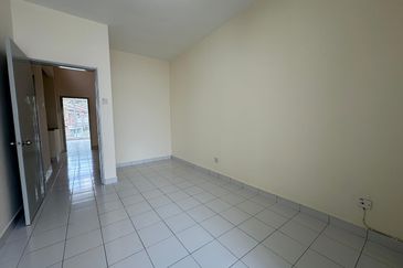 Super Cheap Good Condition 2 Storey Terrace, Palm Walk 3