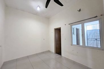 Super Cheap Renovated 2.5 Storey Terrace House, Taman Suria Tropika