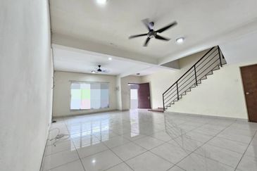 Super Cheap Renovated 2.5 Storey Terrace House, Taman Suria Tropika
