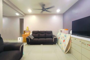 Super Cheap Renovated 3 Storey Townhouse @ Bandar Damai Perdana