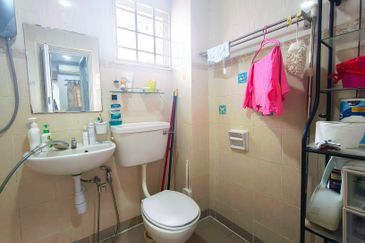 Super Cheap Renovated 3 Storey Townhouse @ Bandar Damai Perdana