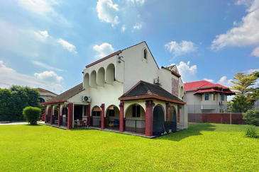 Spacious Guarded Home with Loft Charm 2 Storey Bungalow, TTDI KL