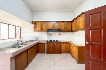 Super Cheap Guarded Area 2 Storey Corner Bungalow, TTDI KL