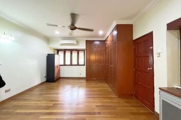 Super Cheap Guarded Area 2 Storey Corner Bungalow, TTDI KL