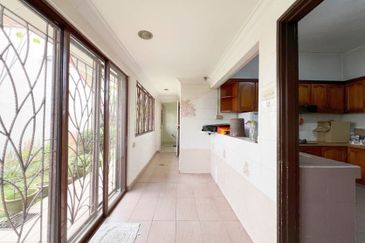 Super Cheap Guarded Area 2 Storey Corner Bungalow, TTDI KL